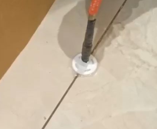 惠来瓷砖空鼓维修公司专业解答瓷砖在铺贴过程中，如果没有涂抹均匀到位的粘结材料（如水泥砂浆或瓷砖胶），可能会导致以下问题